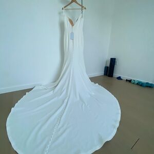Kleinfeld by Allure Ivory V-Neck French Crepe bridal gown with Button Train